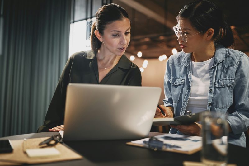 duas mulheres tendo uma conversa no escritório