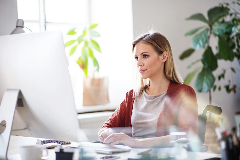 Um mulher focada no trabalho